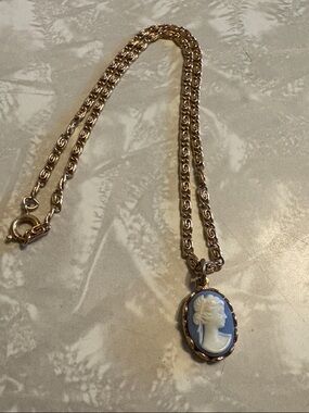 Vintage 1970’s Avon Blue Cameo Pendant Necklace - Gold Tone